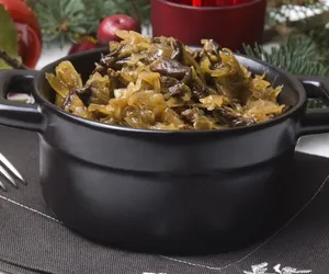 Wegański bigos z kiszonej kapusty z boczniakami lub ciecierzycą