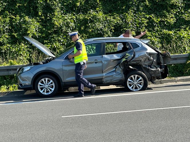Zderzenie trzech aut, jedno dachowało
