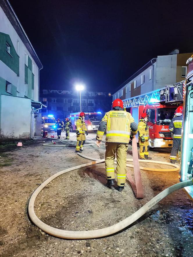 Nocny pożar w budynku w Toruniu. Cztery zastępy straży w akcji