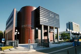 AGH: Budynek Wydziału Inżynierii Materiałowej i Ceramiki. W tle budynek Wydziału Inżynierii Metali i Informatyki Przemysłowej