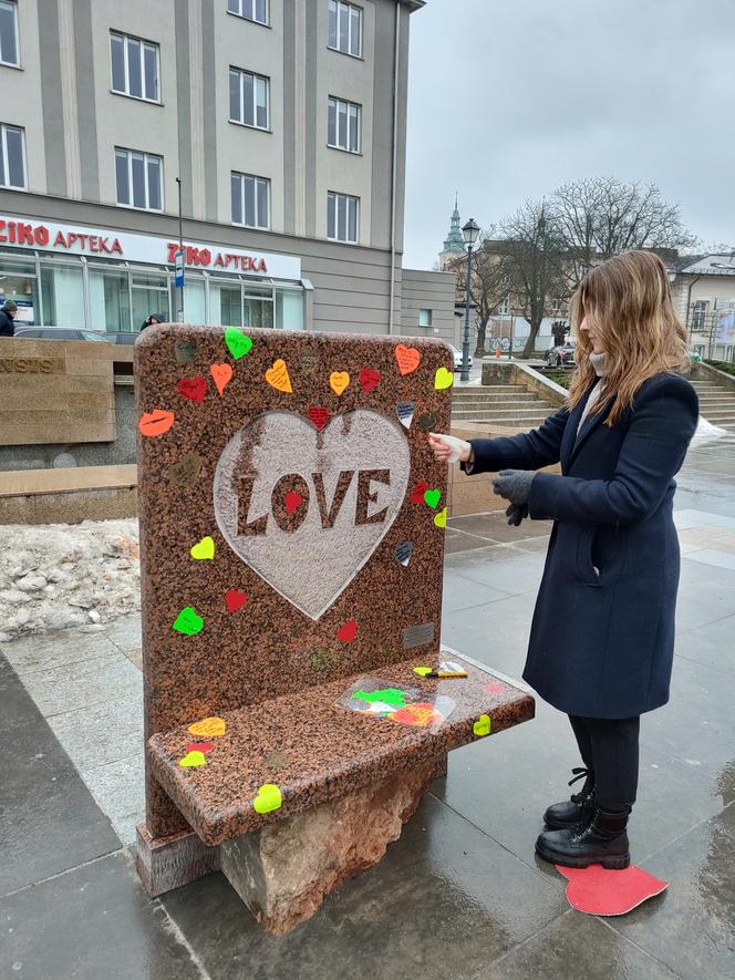 Walentynkowa rzeźba na Placu Artystów w Kielcach