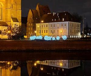 Idą święta! We Wrocławiu montują iluminacje. Na ulicach gwiazdy, śnieżynki i pająki 