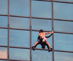 Wdrapał się na szczyt wieżowca w Warszawie