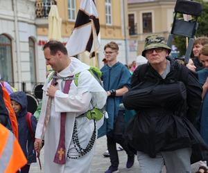 Lubelska Piesza Pielgrzymka na Jasną Górę 2024. Pątnikom deszcz niestraszny!