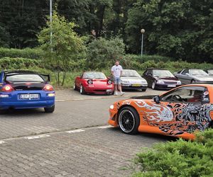 Klasyczna motoryzacja znów zachwyciła Bydgoszcz. „Bydgoskie Klasyki Nocą” przy Torbydzie