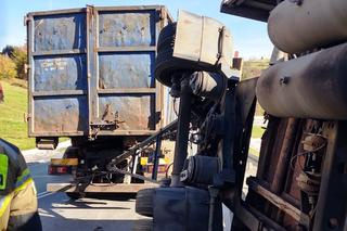 Tęgoborze. Przyczepa wypadła z ostrego zakrętu. Zgubiła kilka ton towaru