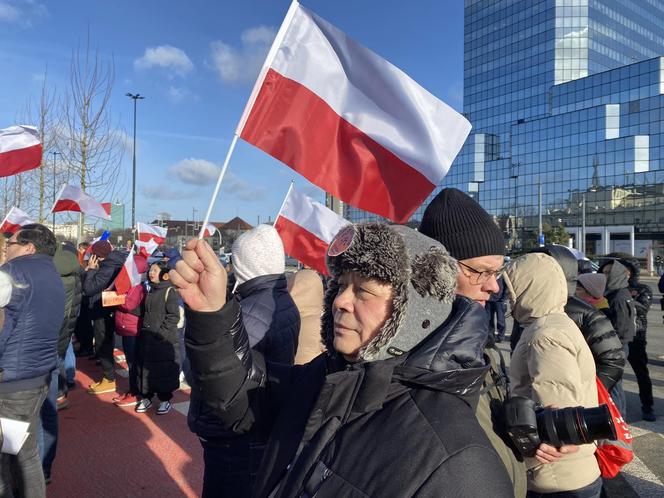 Kupcy z Marywilskiej 44 protestują pod Ratuszem. Walczą z podwyżką czynszu w centrum handlowym