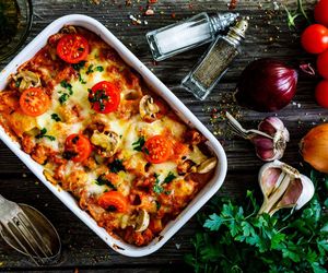 Keto zapiekanka z mięsem mielonym i pieczarkami. Prosty przepis na obiad bez węglowodanów