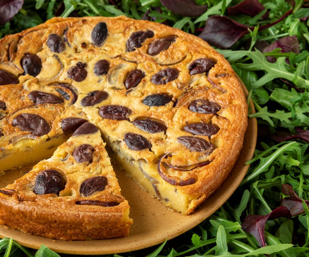 Farinata - włoski placek z ciecierzycy z oliwkami i cebulą