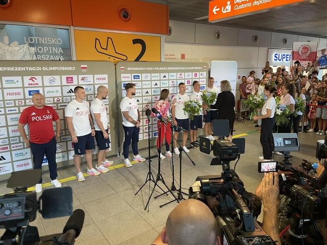 Kibice powitali polskich medalistów na lotnisku 