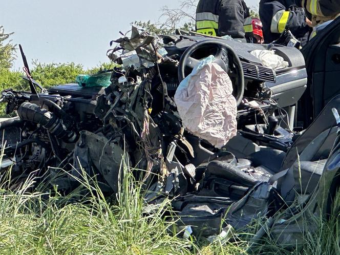 Potworny wypadek w Brwinowie. Czołowe zderzenie ciężarówki z BMW. Lekarze kilkadziesiąt minut walczyli o życie kierowcy