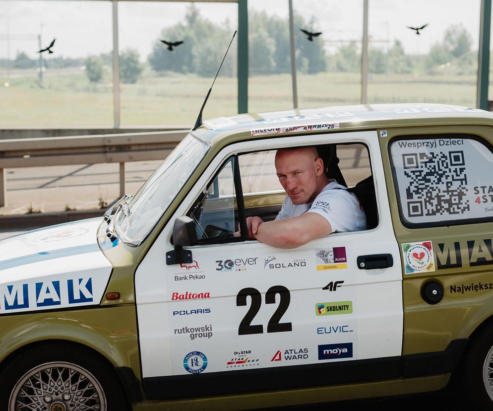 Krzysztof Diablo Włodarczyk w maluchu