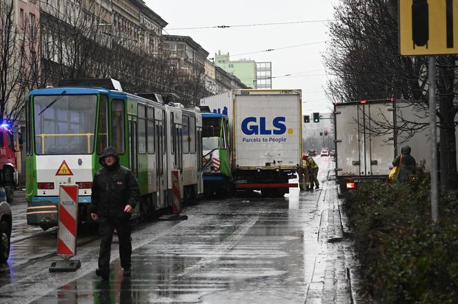 Ciężarówka zderzyła się z tramwajem