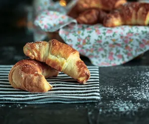 Rogaliki drożdżowe z budyniem i wiśniami. Pyszne i po brzegi wypełnione owocami