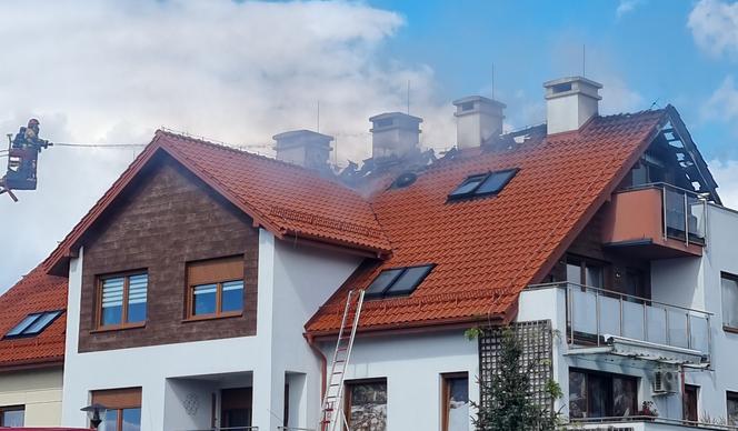 Pożar domu wielorodzinnego w Osielsku! Trudna akcja strażaków [ZDJĘCIA]