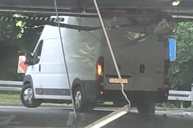 Kierowca busa zdemolował parking w Gdyni i uciekł! Dostawczak był stanowczo za wysoki