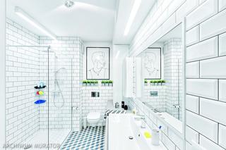 Aranżacja białej łazienki: rewelacyjna podłoga w łazience i kocia kuweta