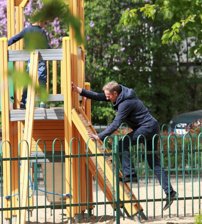 Dziadek Tusk zabrał wnuki na plac zabaw