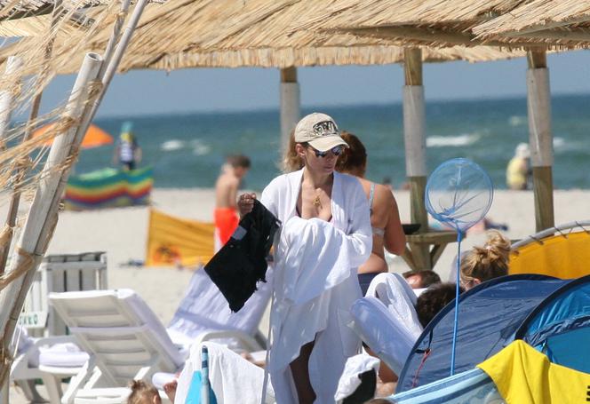 Agnieszka Dygant na plaży w Juracie