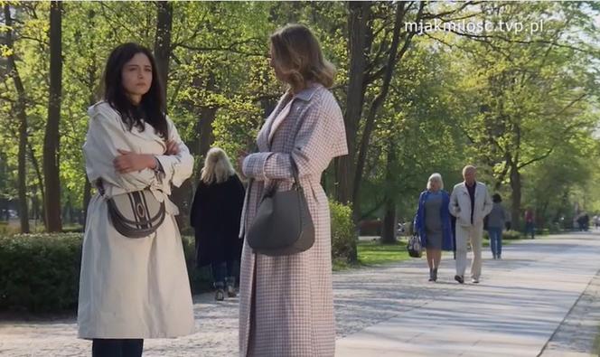 M jak miłość po wakacjach 2022. Iza (Adriana Kalska), szefowa Izy - Anna (Diana Kadłubowska)