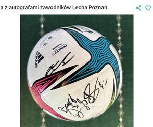 Piłka z autografami zawodników Lecha Poznań