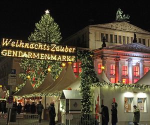 Jarmark bożonarodzeniowy w Berlinie na placu Gendarmenmarkt.