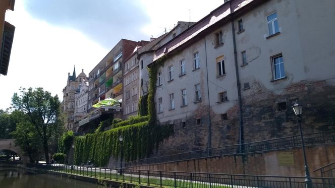 O tym mieście mówią "mała Praga". Twierdza, podziemia i najstarszy kamienny most 