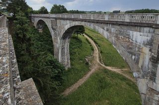 To najlepsze miejsca na Warmii i Mazurach na jesienny relaks. Wskazała je sztuczna inteligencja