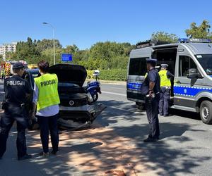 Auto wjechało w przystanek w Warszawie. Dwie osoby nie żyją