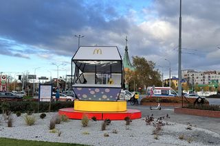 Tuż przed budynkiem wrocławskiej siedziby stoi ogromne pudełko od Drwala