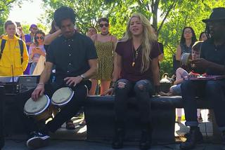 Shakira śpiewa w parku - koncert niespodzianka z Chantaje [VIDEO]