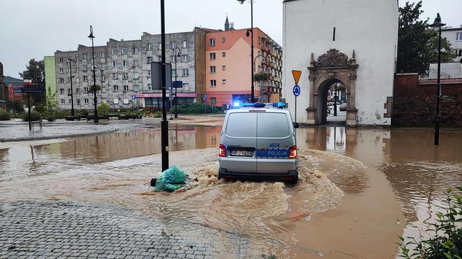 Nysa. Ratownicy WOPR i GOPR z całego kraju zjeżdżają do miasta. Dwugodzinne kolejki w sklepach