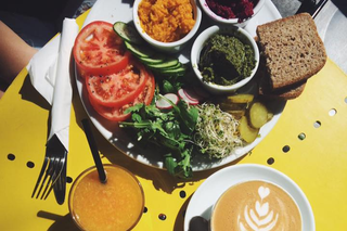 Gdzie zjeść śniadanie w Warszawie? Oto najlepsze miejsca na rozpoczęcie dnia! [GALERIA]