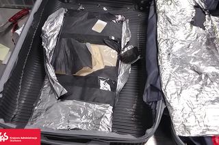 Warszawa. 4 kg heroiny ukryte w dnie walizki