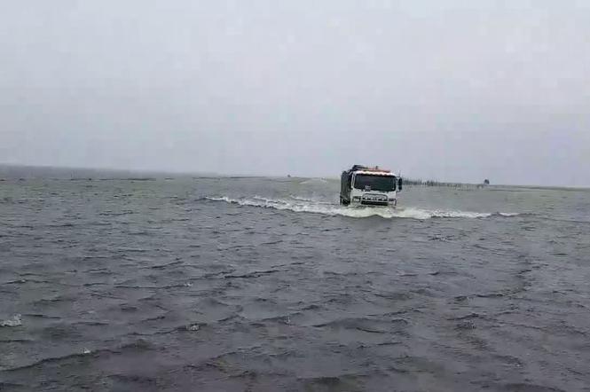 Samochody jadące po wodzie w Australii