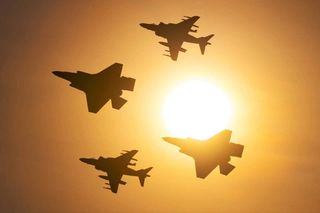 F-35B i AV-8B+ Harrier podczas wspolnego lotu