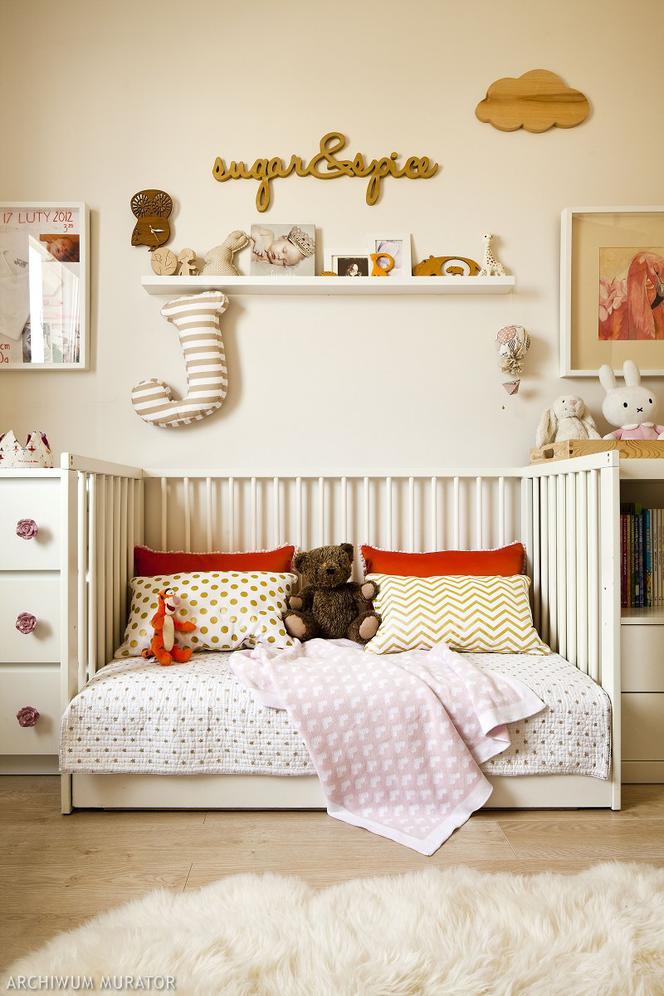 Tkaniniy w rożnych kolorach wzorach na łóżku w pokoju dziecięcym