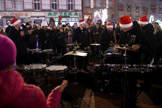 Bytomski rynek świeci się jak choinka. Gwiazda DeLoreana rozświetliła Bytomski Jarmark Świąteczny