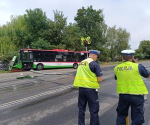 Autobus staranował przystanek. Dramatyczna relacja. „Kilka osób pod autobusem”