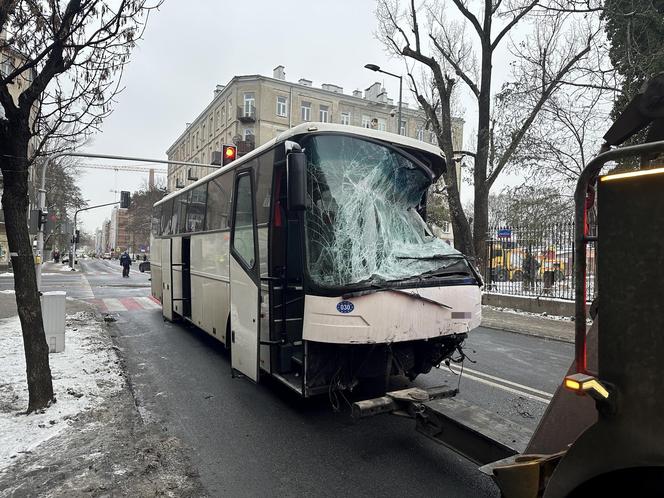 Czołowe zderzenie autokaru i autobusu miejskiego. Kabiny zmiażdżone, kierowcy w szpitalu