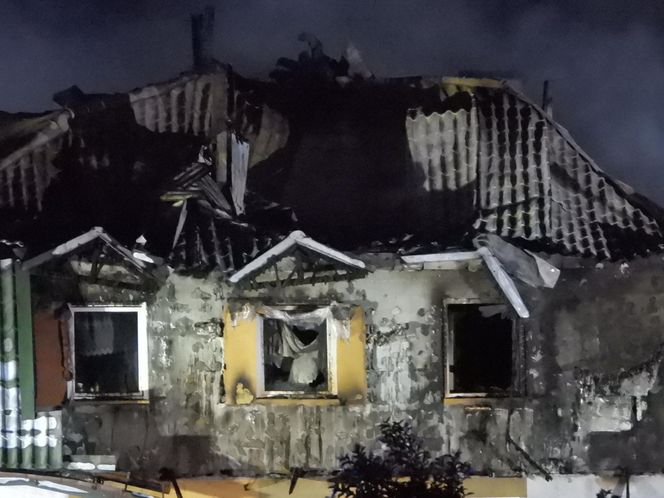 Pożar w Ząbkach. Strażacy przeszukują pogorzelisko