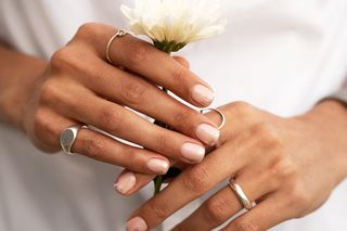 Manicure na wiosnę zachwyca prostotą. Zapomnij o mocnych kolorach i bogatych zdobieniach