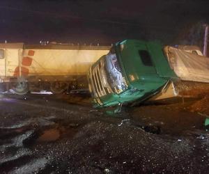 Łódź. Wypadek na przejeździe kolejowym. Tir zderzył się z pociągiem towarowym [ZDJĘCIA].