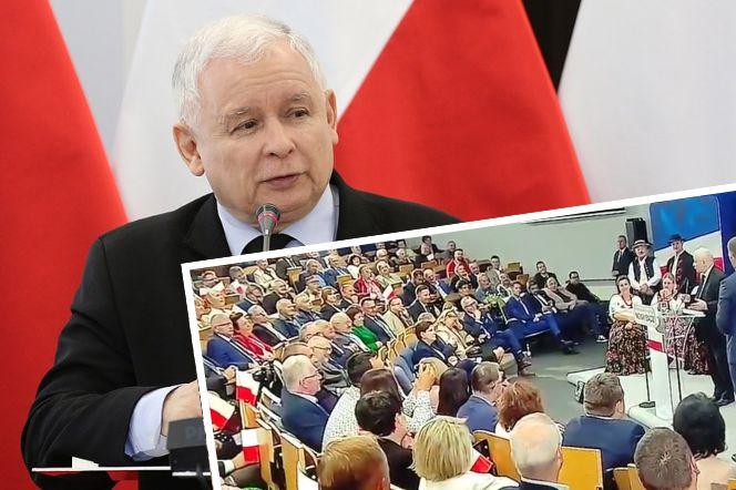 Językowa wpadka Kaczyńskiego rozbawiła całą salę. Tak nazwał karimatę! [NAGRANIE]