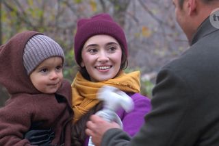 Na Wspólnej, odc. 3958. Alan (Jakub Wiszniewski), Wiola (Patrycja Franczak), Alanek junior (Ksawery Górski) 