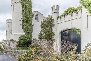 Wiktoriański zamek, w którym żyje Enya