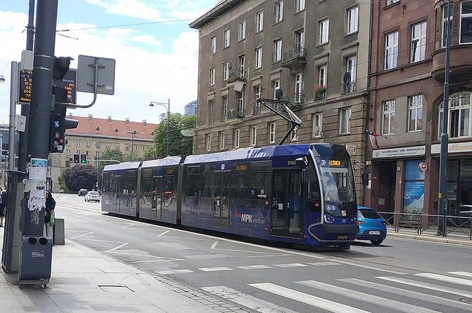 Wrocław. Dwa szokujące wypadki tramwajów! Pierwszy zderzył się z ciężarówką, drugi zgubił wagon