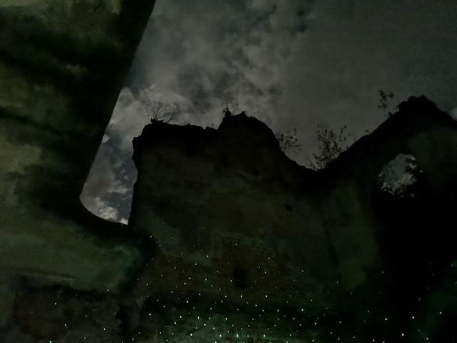 MROCZNY dwór w Małopolsce. TAJEMNICZE ruiny zamieszkują duchy? Sprawdź [ZDJĘCIA]
