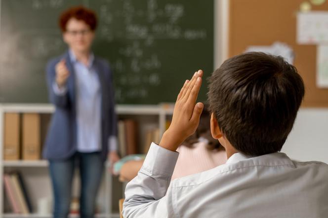 Nauczyciel zabronił uczniom korzystać z toalety