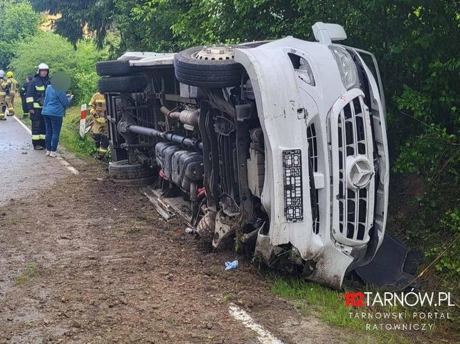 Autokar z dziećmi wylądował w rowie! Sześć osób rannych, droga zablokowana